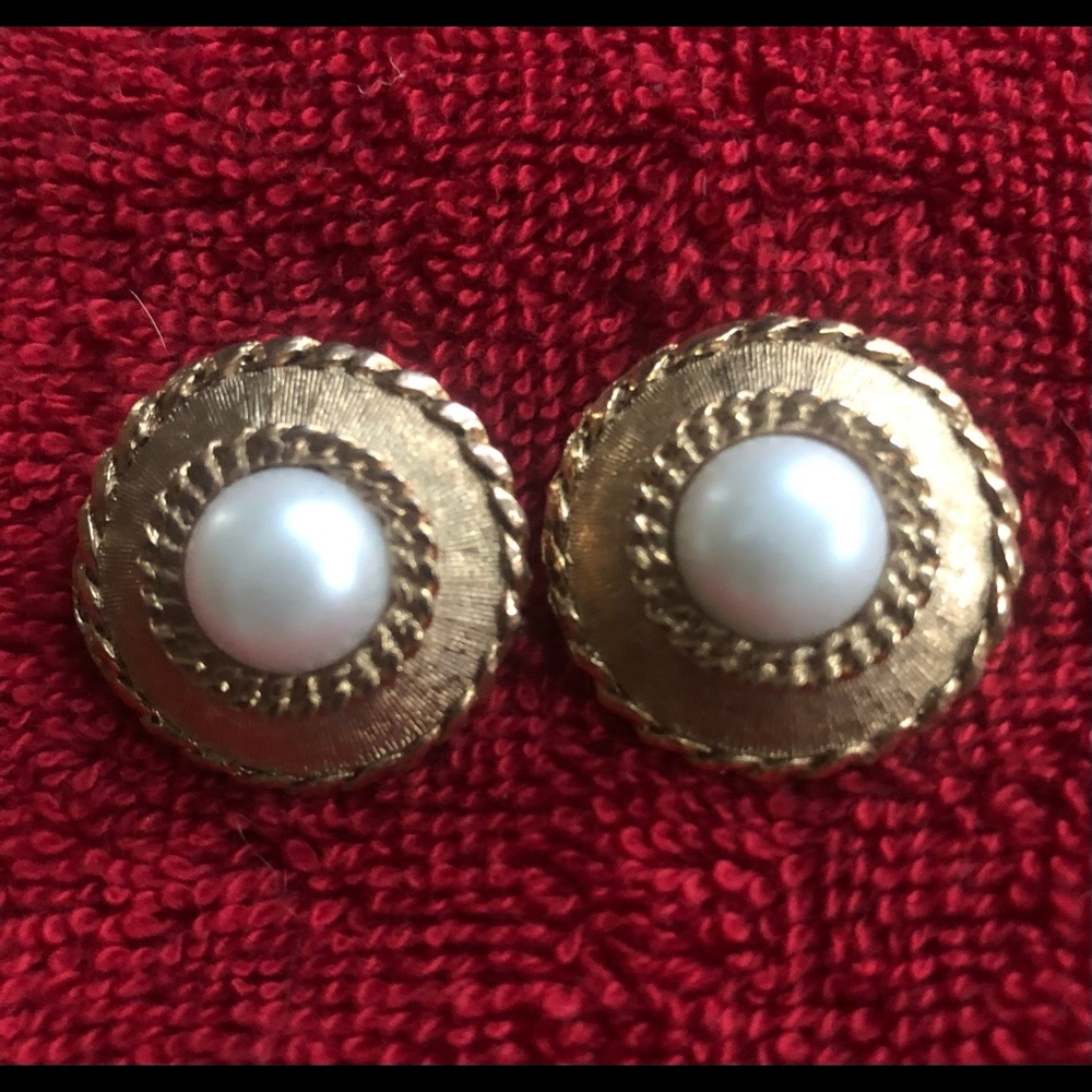 Vintage Brushed Gold Tone Pearl Clip On Earrings